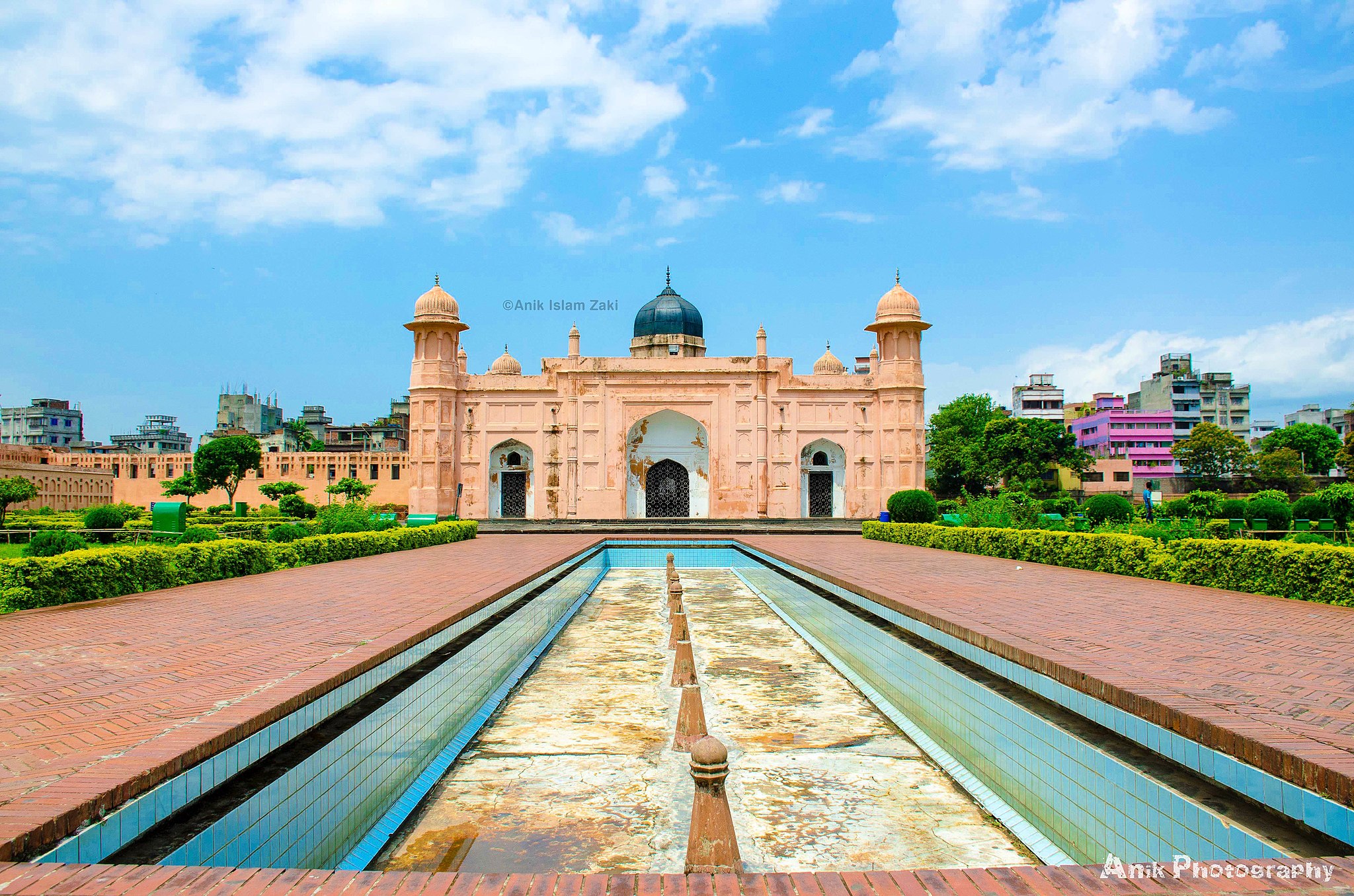 Lalbagh_Fort_with_water_tank.jpeg