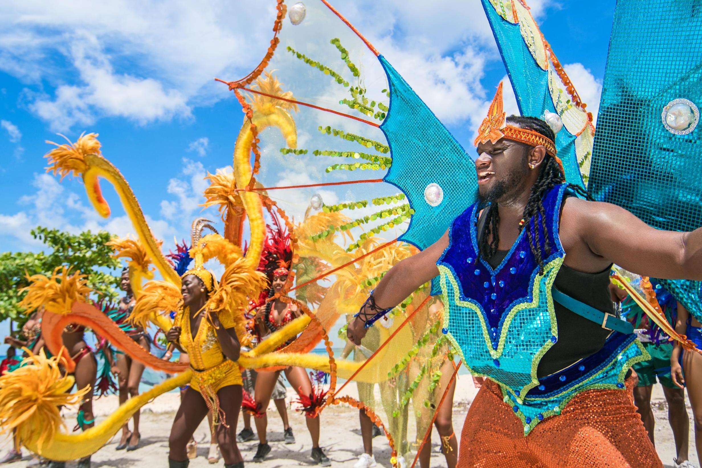 Народный танец с барбадоса. Фестиваль кроп овер Барбадос. Батико Барбадос. Жители Барбадоса. Барбадос население.