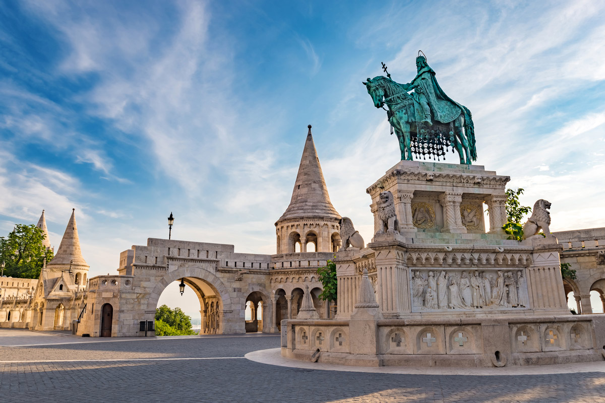 Fisherman-Bastion-and-statue-of-Stephen-I.jpg