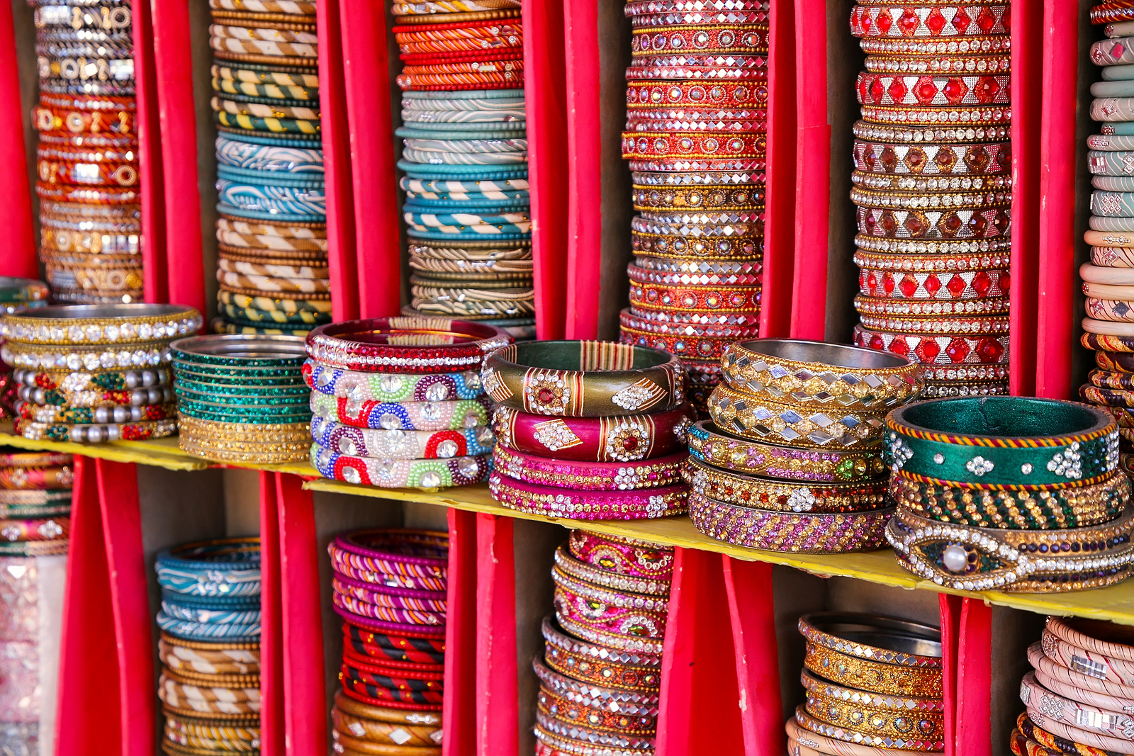 Display-of-colorful-bangels-inside-City-Palace-in-Jaipur-Rajasthan-India.jpg