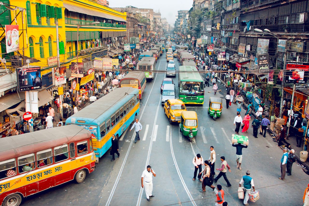 Crowd-of-people-buses-and-cars-in-Kolkata-India.jpg