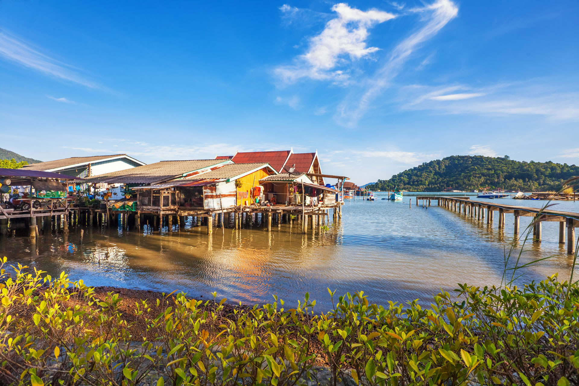 Cambodia-Siem-Reap-The-village-on-the-water.-Tonle-sap-lake-shutterstock_138761240-1920.jpg