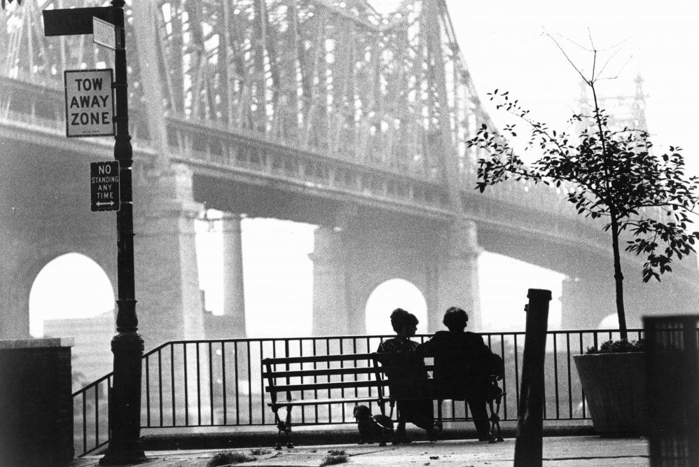 manhattan-1979-005-woody-allen-diane-keaton-silhouette-bridge.jpg