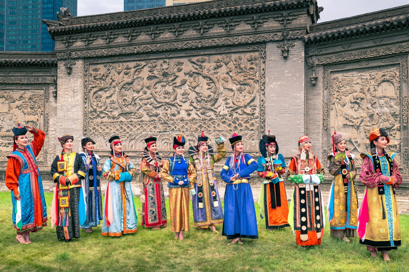 mongolian-traditional-clothes-photo2.jpg