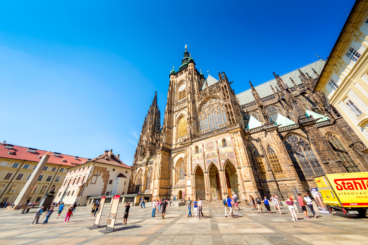 St.-Vitus-Cathedral-and-Castle-courtyard-with-tourists-in-a-sunny-day.-September-07-2016-18632.jpg