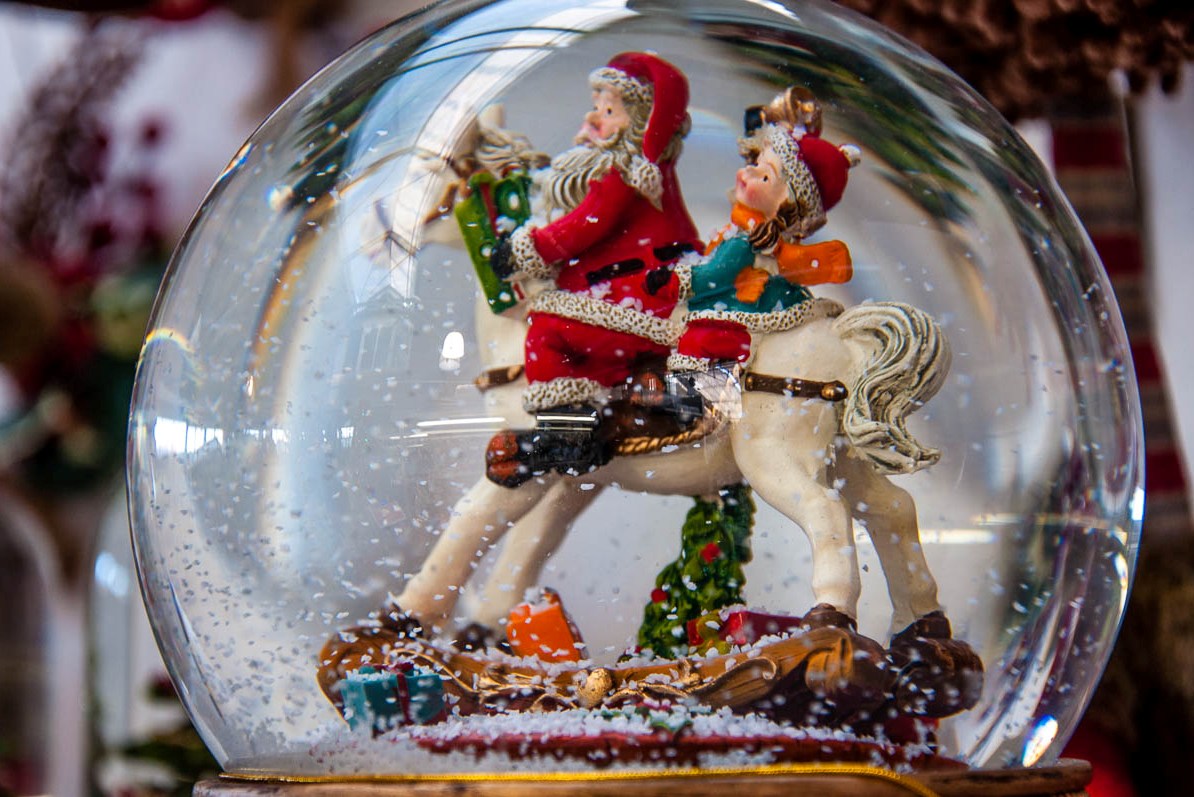 Christmas-snow-globe.jpg