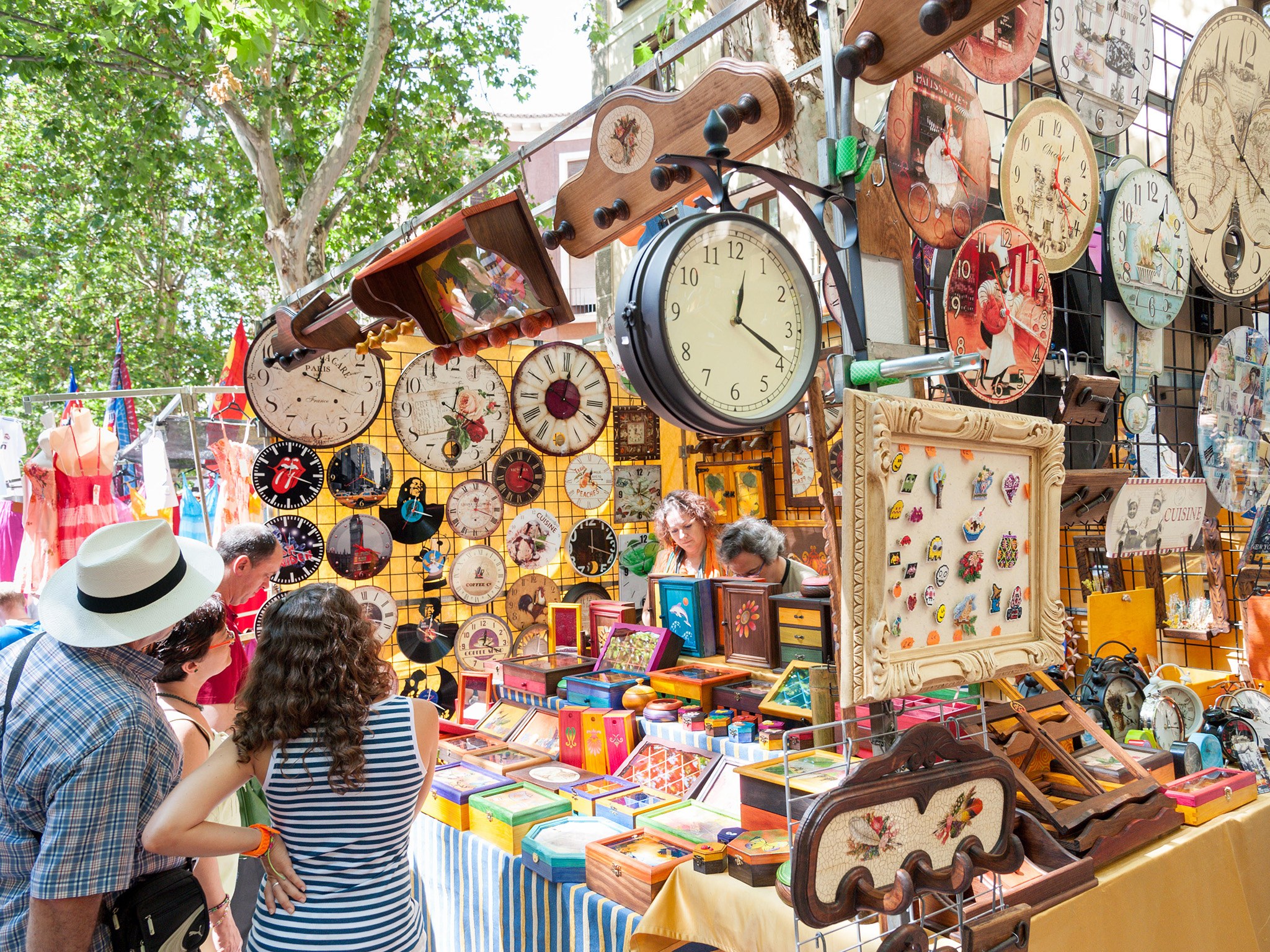 Flea market. Рынок Эль Растро в Мадриде. Блошиный рынок Эль-Растро. Блошиный рынок Rastro в Мадриде. Мадрид блошка.