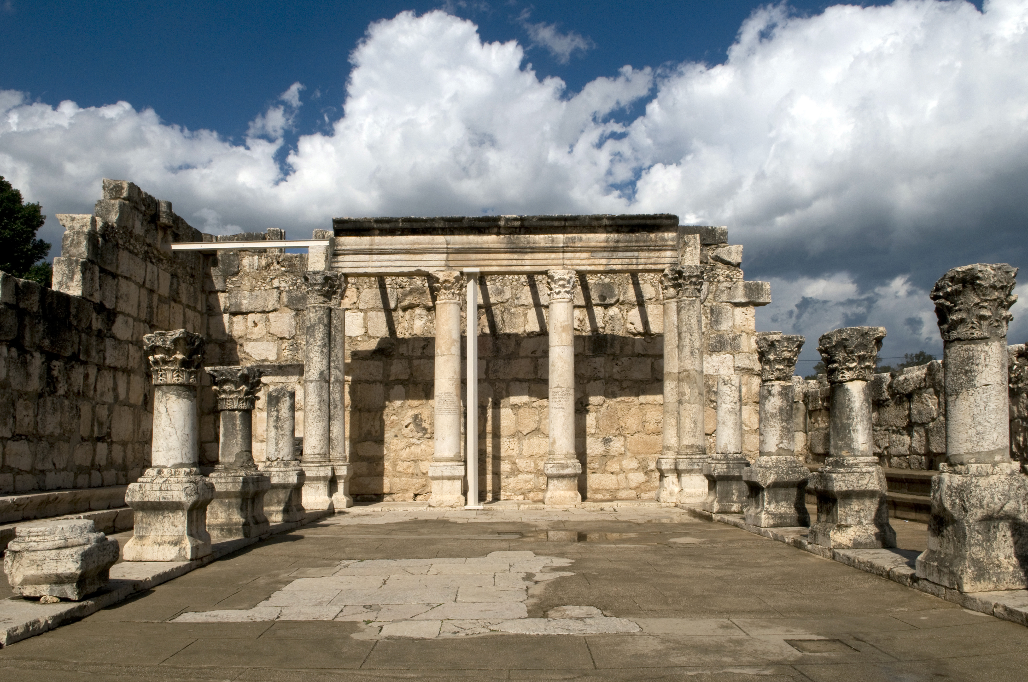 Sites_of_Christianity_in_the_Galillee_-_Ruins_of_the_ancient_Great_Synagogue_at_Capernaum_(or_Kfar_Nahum)_on_the_shore_of_the_Lake_of_Galilee,_Northern_Israel.jpg