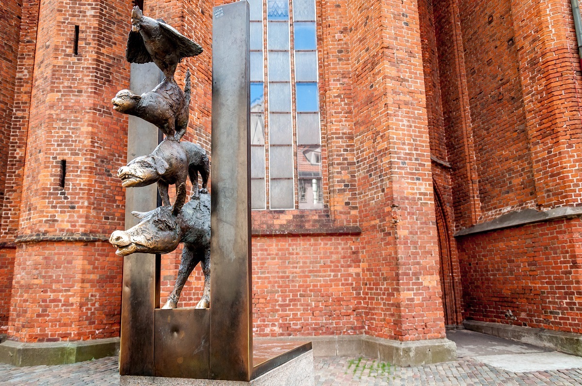 Bremen-town-musicians-statue-Riga-Latvia.jpg