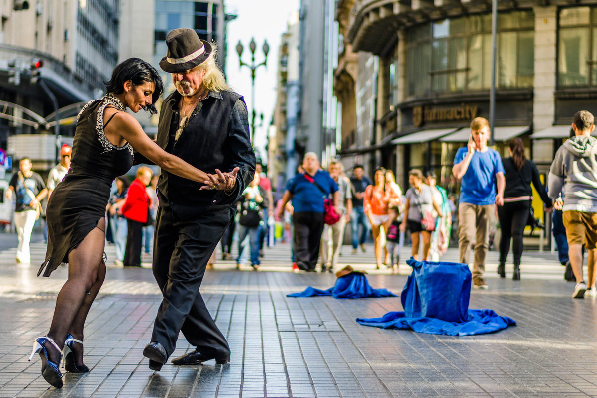 tango-dancers-in-florida-street-buenos-aires.jpg