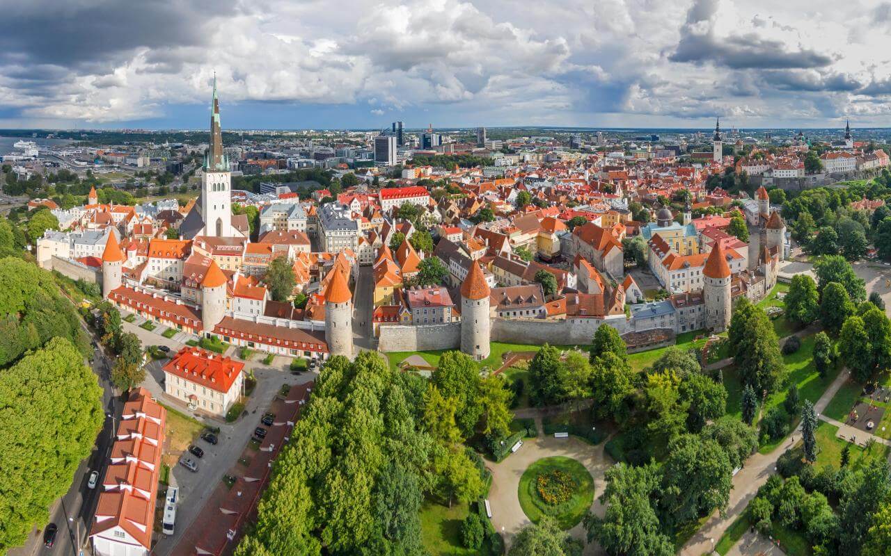 estonia-tallinn-old-town-towers-square-panoram-view-r0.jpg